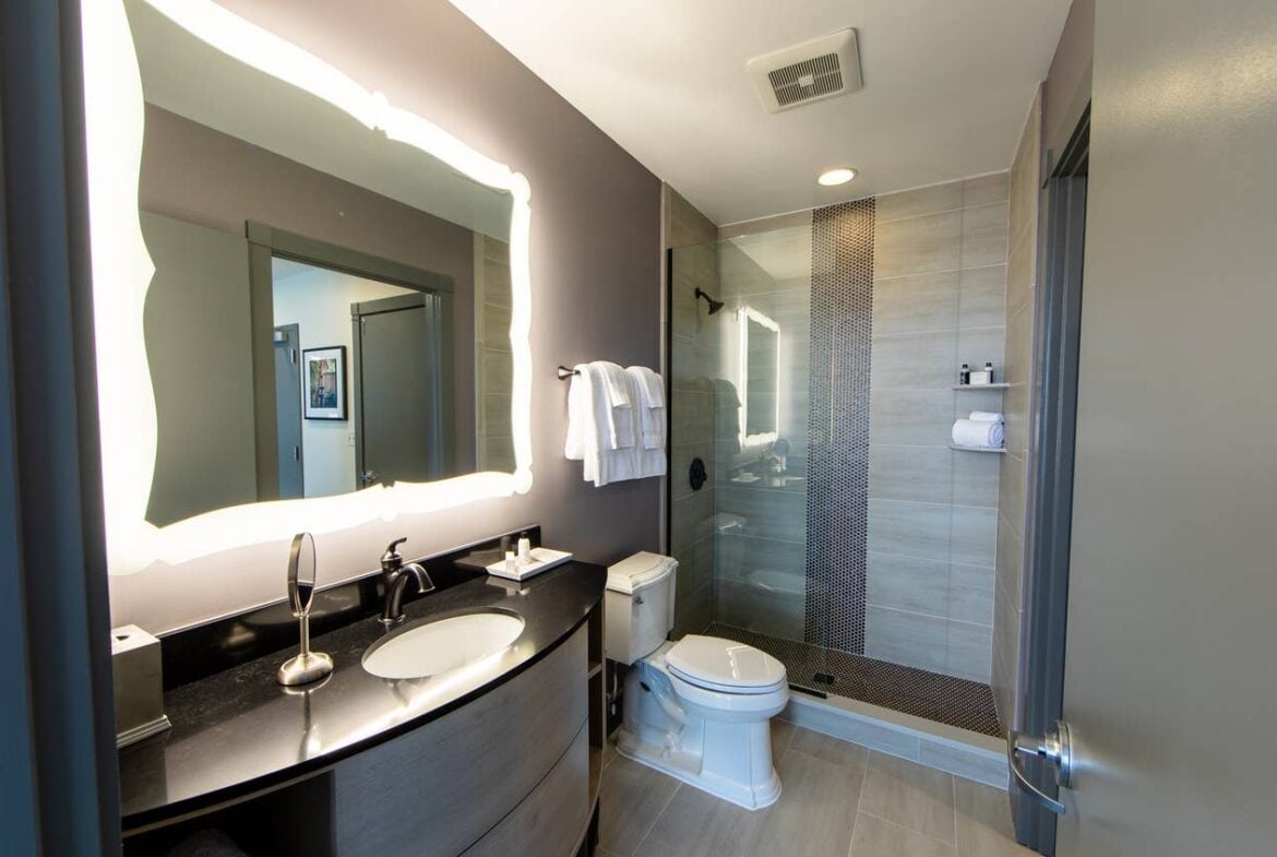 Holiday Inn Club Vacations New Orleans Resort Bathroom