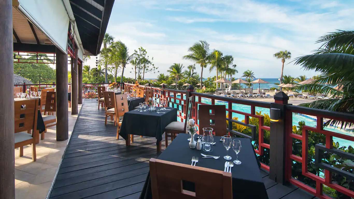 Lifestyle Tropical Beach Resort & Spa Dining