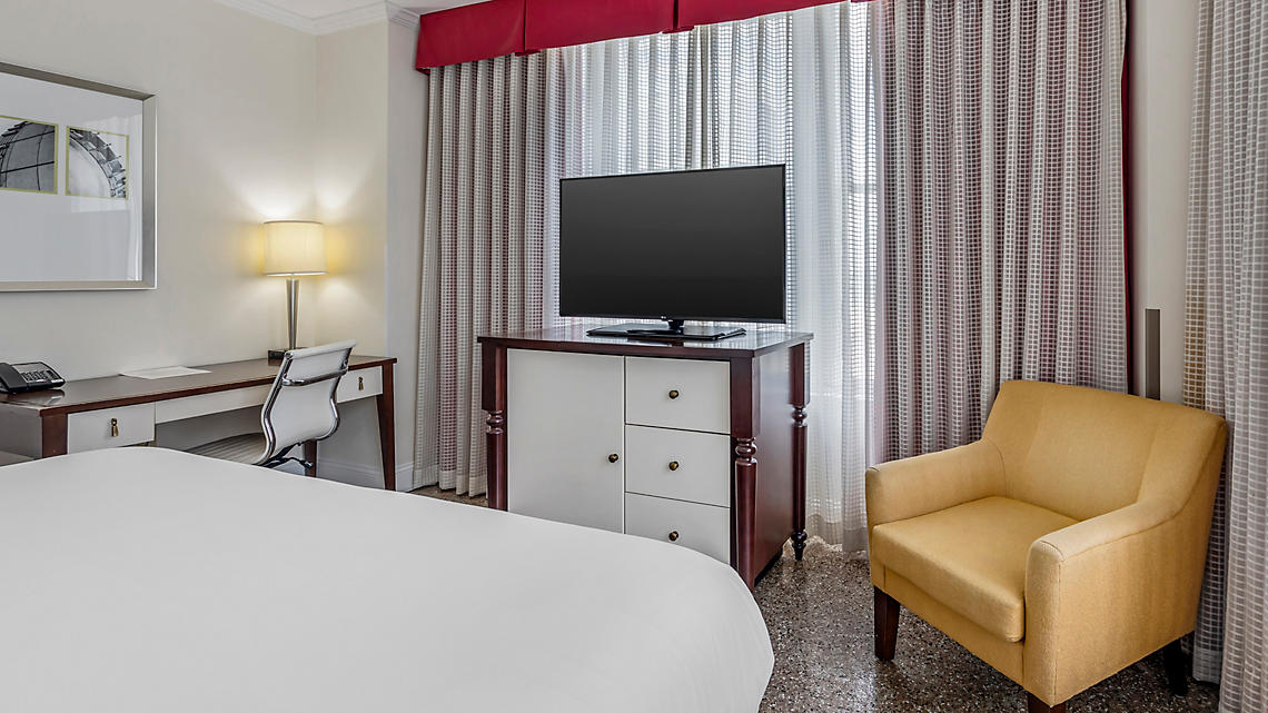 Bluegreen Downtown Nashville Desk