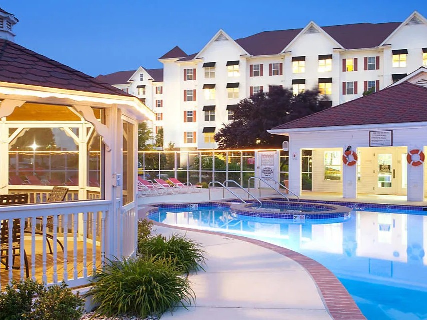 suites at hershey pool