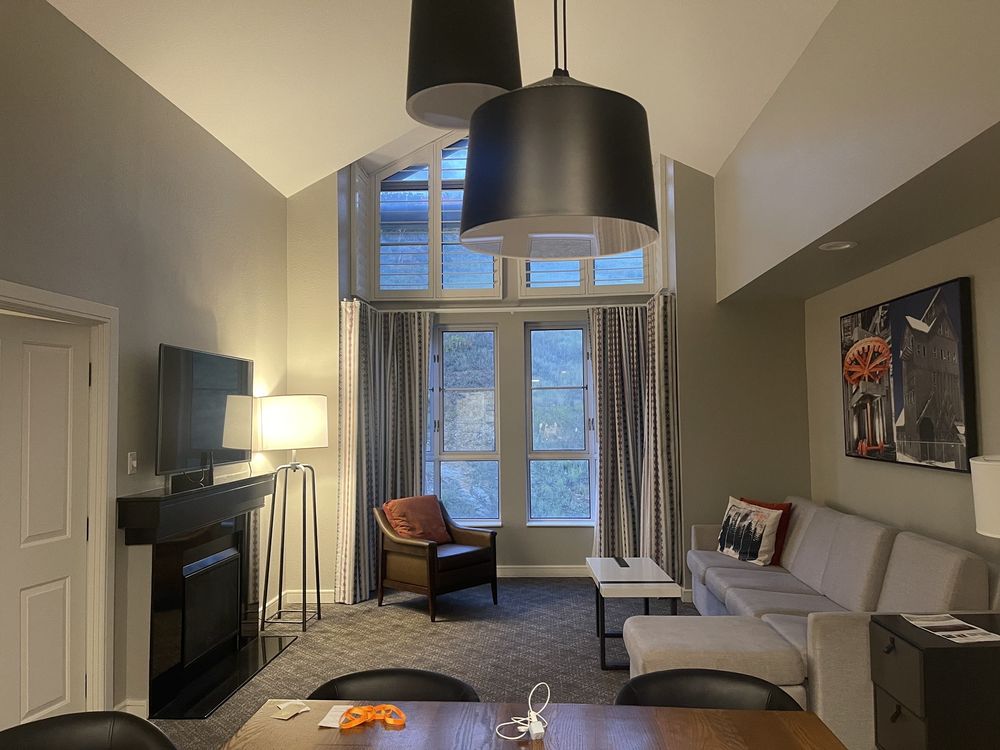 Cheap Places to Visit in USA: Marriott's Mountainside Living Room