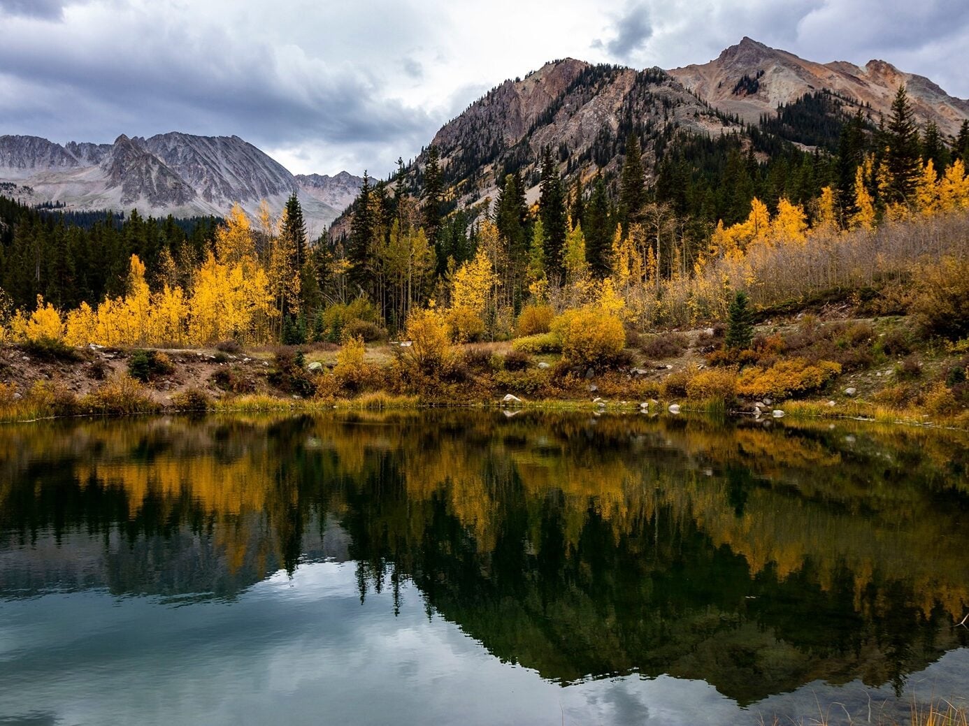 Best Places to Go in October in the US for Adults: Yellowstone National Park